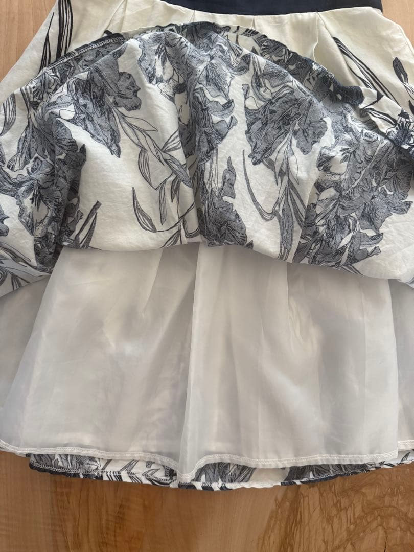 アイボリーと黒の花柄ノースリーブワンピース — image 2