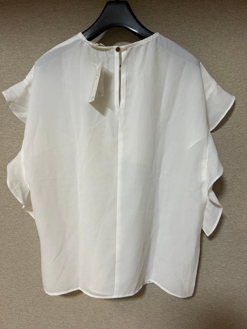 ホワイトフリルノースリーブシャツ — image 2