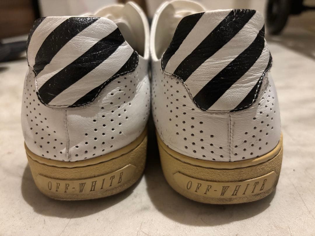 Off-White パンチングレザー スニーカー ホワイト — image 3