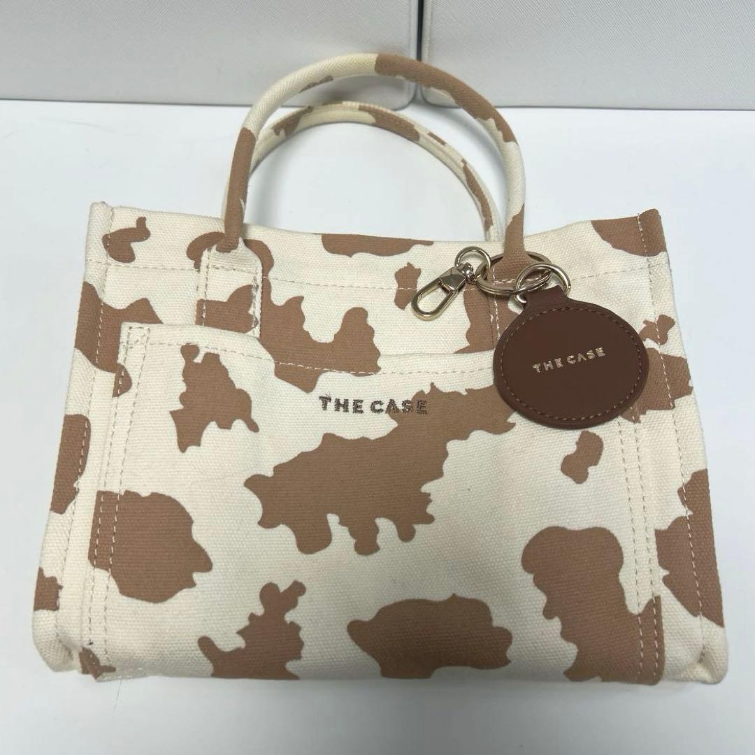 【THE CASE】カウ柄 キャンバス ミラーチャーム付き トートバッグ — image 2