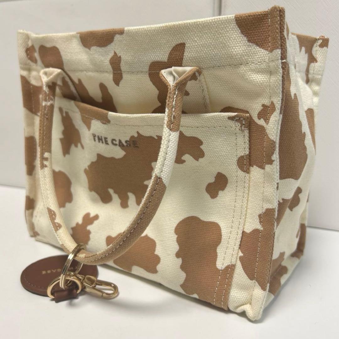 【THE CASE】カウ柄 キャンバス ミラーチャーム付き トートバッグ — image 3