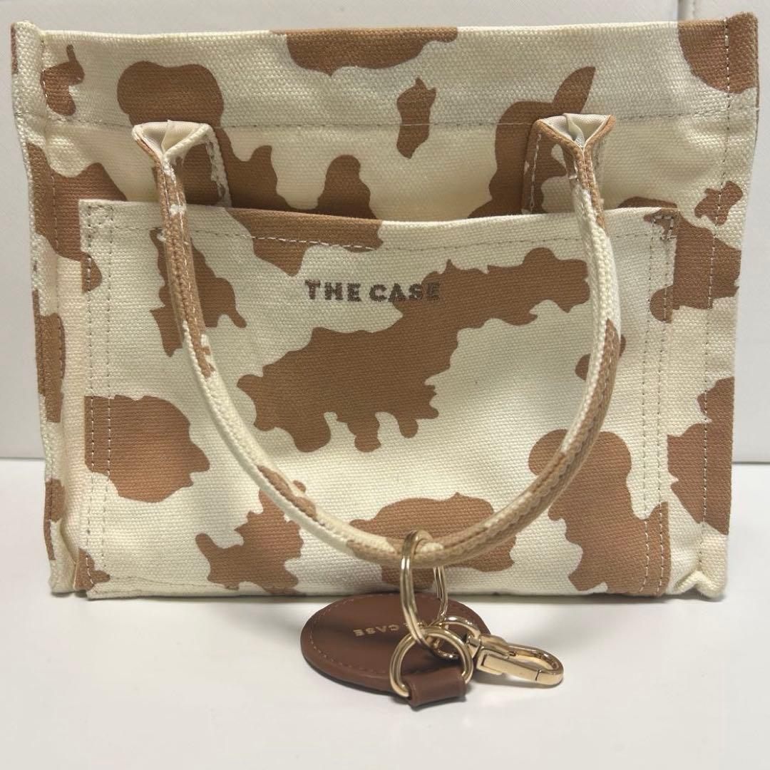 【THE CASE】カウ柄 キャンバス ミラーチャーム付き トートバッグ — image 4
