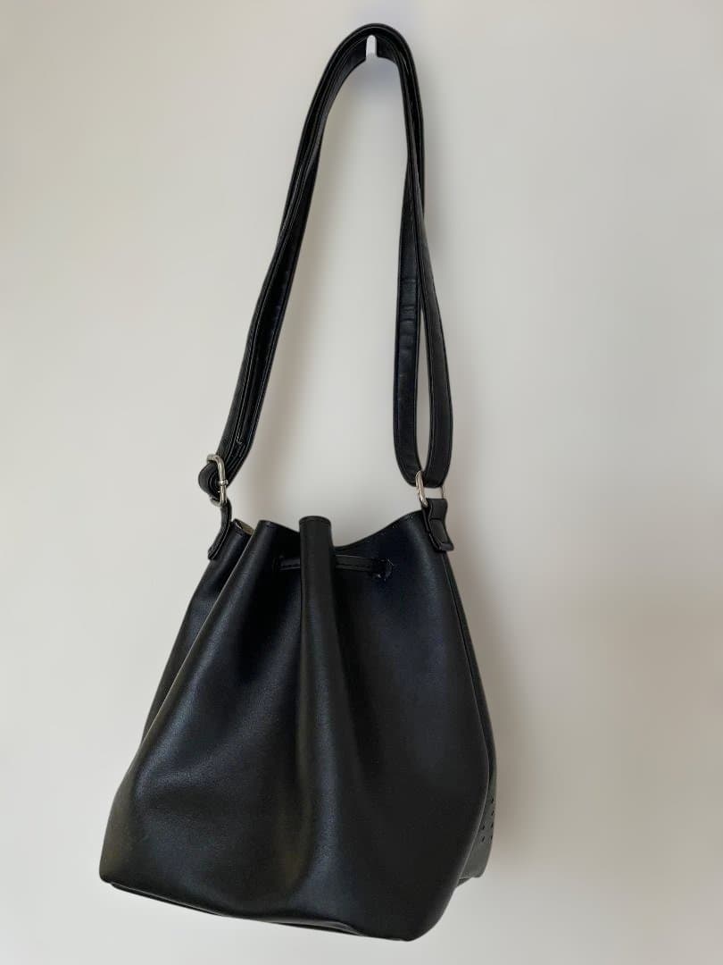 ブラック 巾着型 ショルダーバッグ — image 3