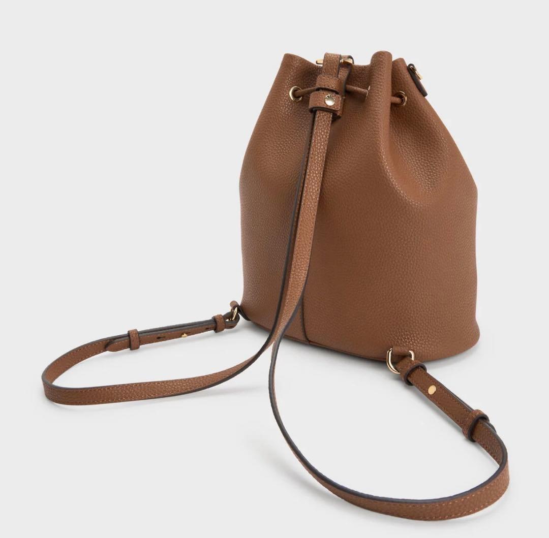 CHARLES & KEITH 巾着型 バックパック　ブラウン — image 4
