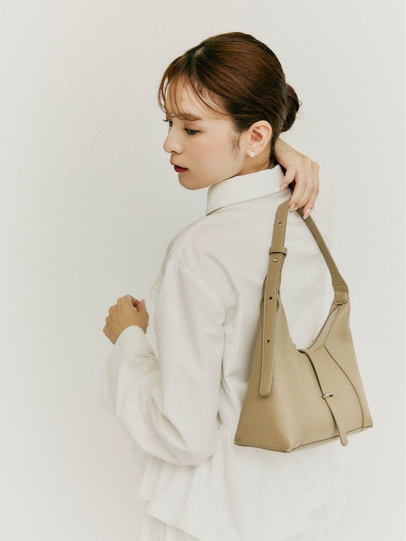 【最終値下げ】olu. スクエアベルトハンドバッグ グレージュ — image 5