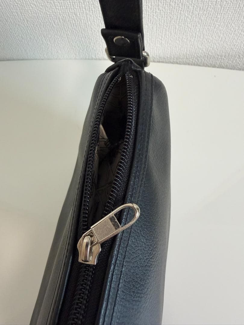 【ハンドメイド】フェイクレザー ワンハンドルバッグ 黒 マップ柄 — image 4