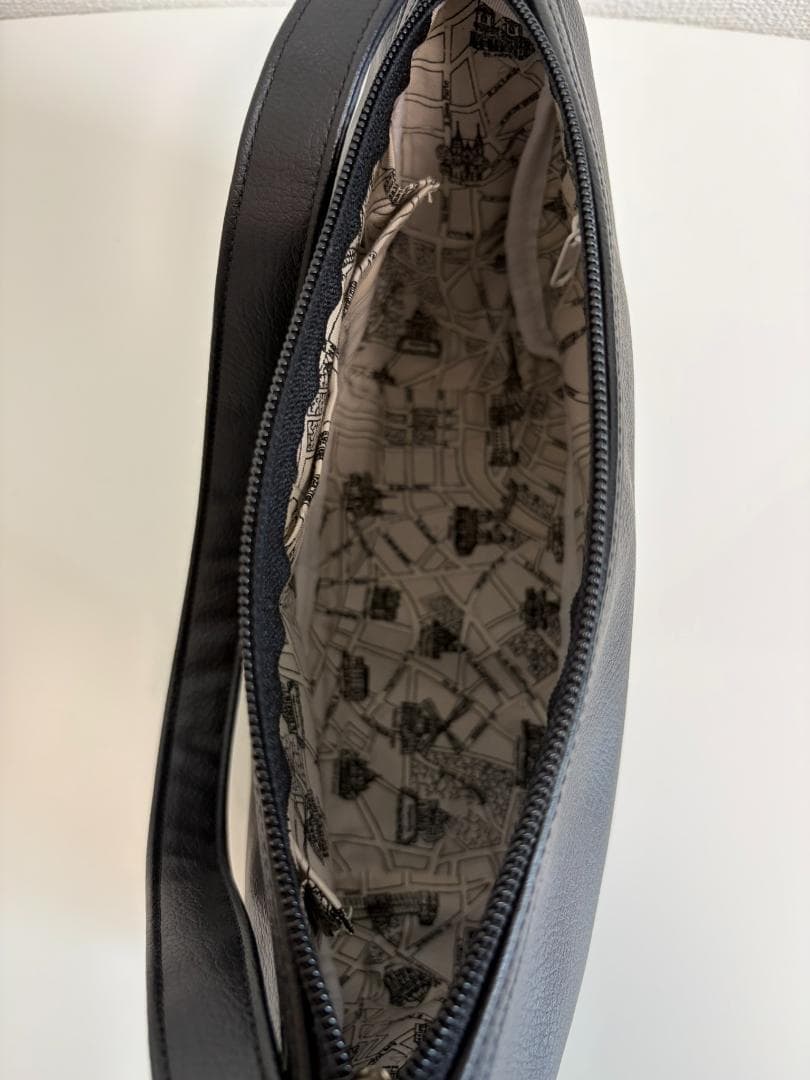 【ハンドメイド】フェイクレザー ワンハンドルバッグ 黒 マップ柄 — image 5