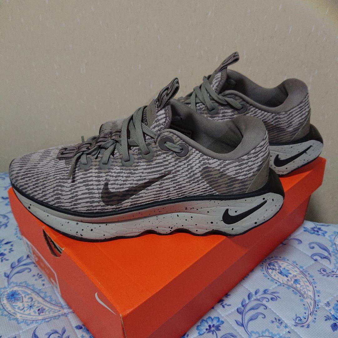 Nike モティバ　グレー スニーカー — image 2