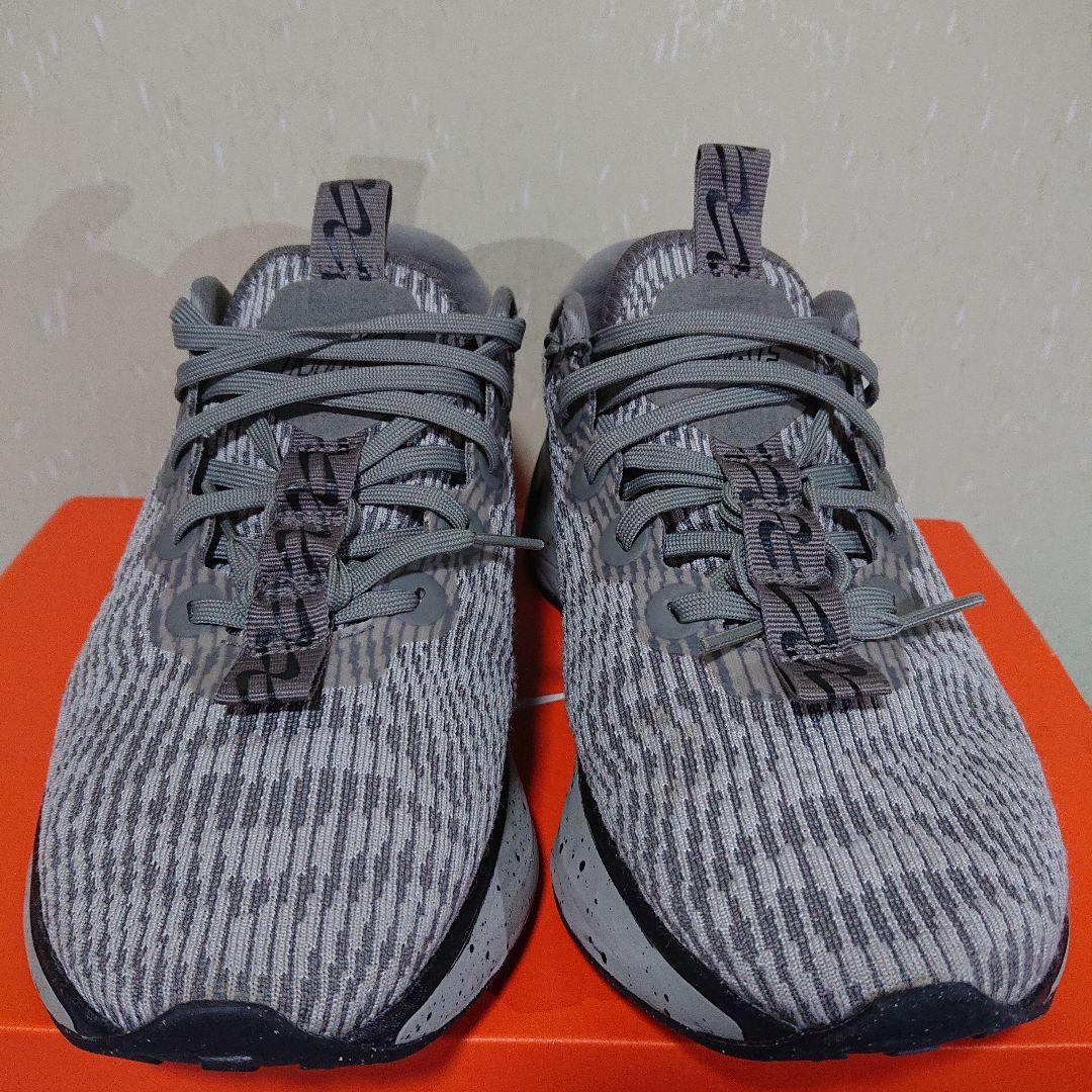 Nike モティバ　グレー スニーカー — image 3