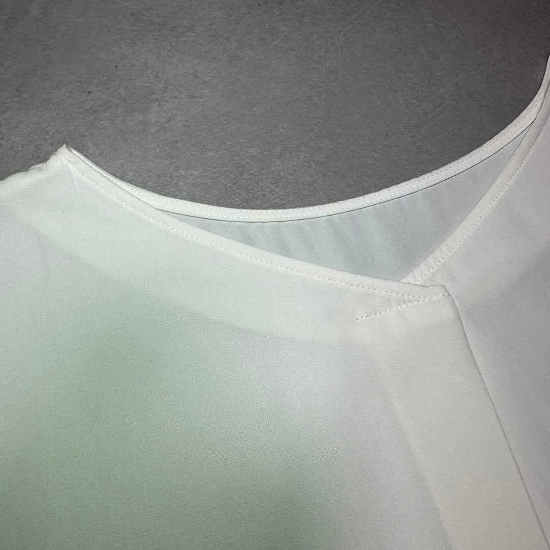 ホワイト シフォン Vネック フレア袖シャツ — image 2