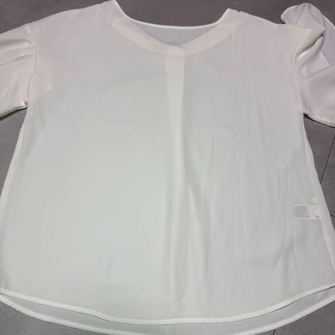ホワイト シフォン Vネック フレア袖シャツ — image 4