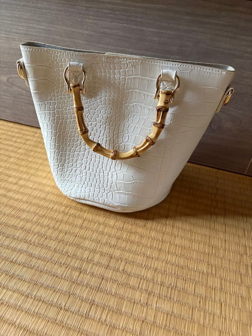 【美品】grove ハンドバッグ ホワイト クロコ型押し バンブーハンドル — image 2