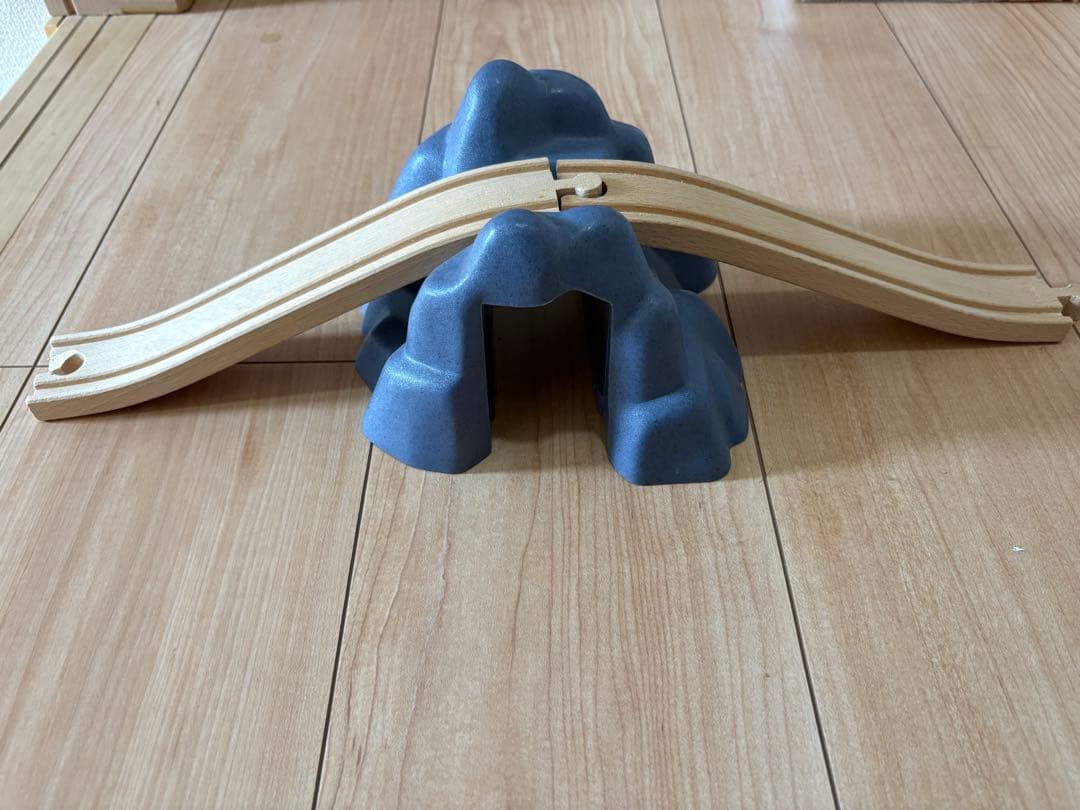 専用　BRIO 木製レールセット 車両 橋 トンネル 大量　おまけつき — image 3
