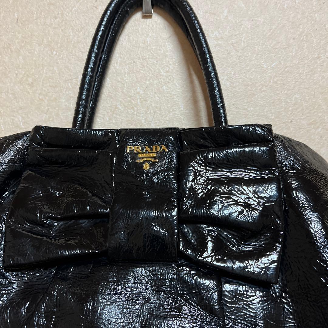 PRADA プラダ黒 エナメルリボン付き ハンドバッグ　ブラック — image 2