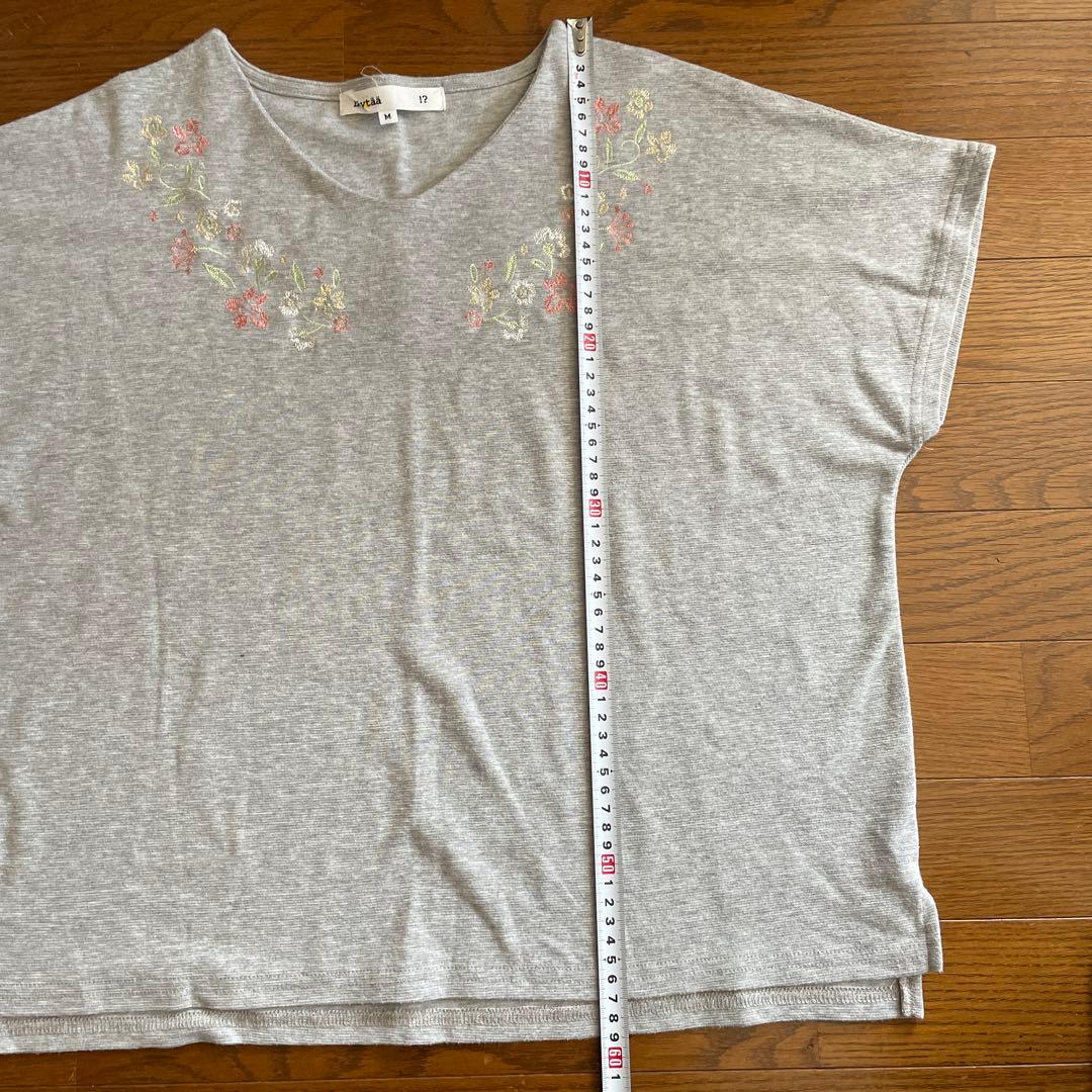 Loytaa ロユタ　カットソー　Vネック　Tシャツ グレー　刺繍 — image 3