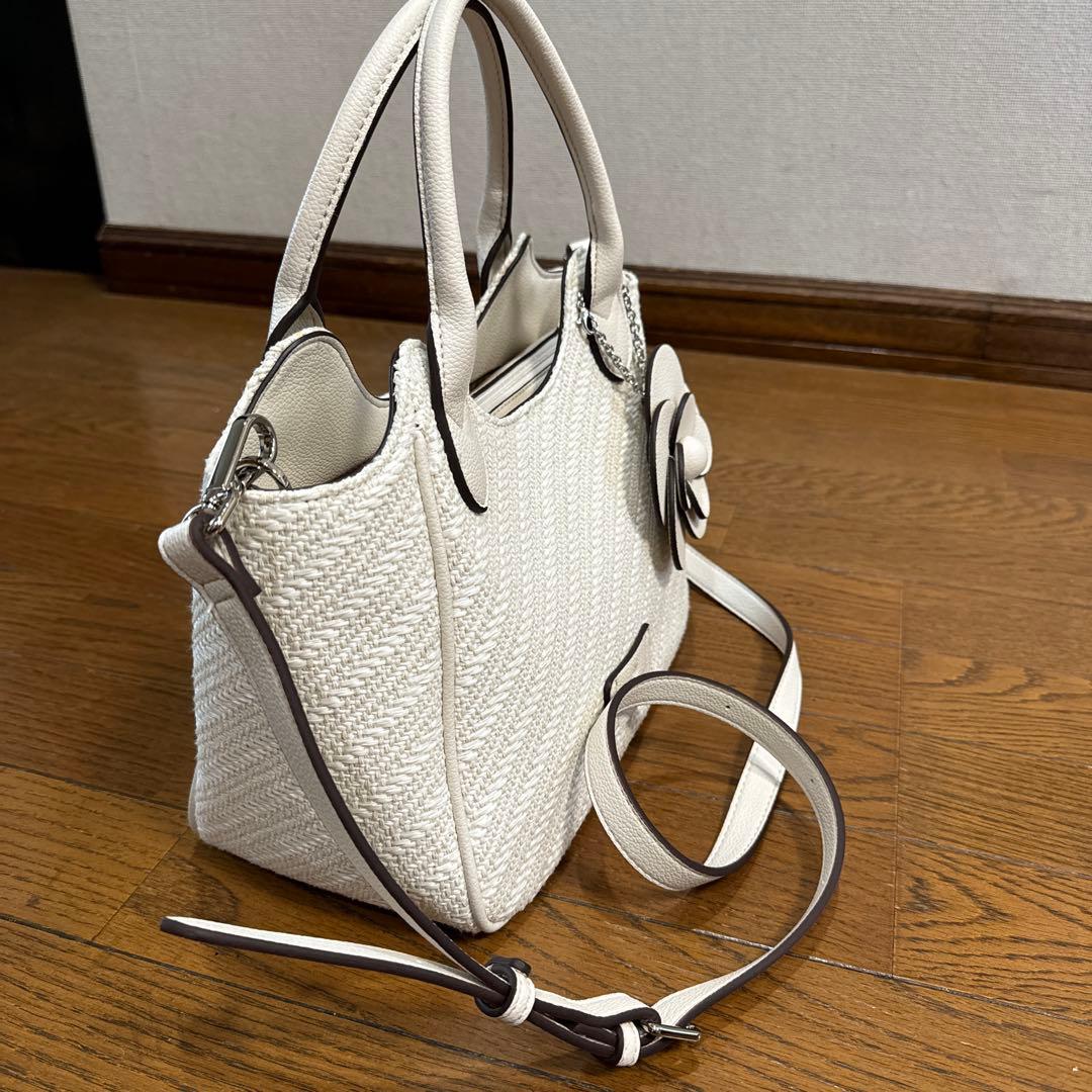 2way ハンドバッグ ホワイト フラワーチャーム付き — image 3