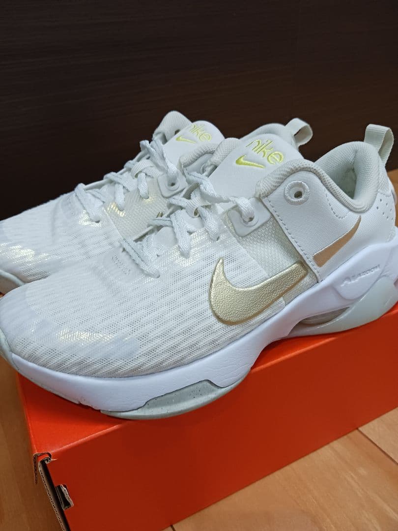 【美品】 NIKE ナイキ ウィメンズ ズームベラ6 PRM スニーカー — image 2