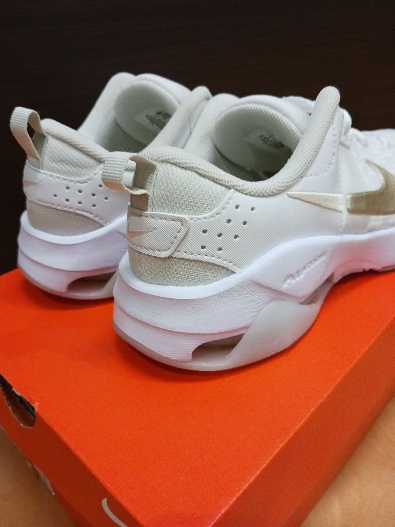 【美品】 NIKE ナイキ ウィメンズ ズームベラ6 PRM スニーカー — image 4