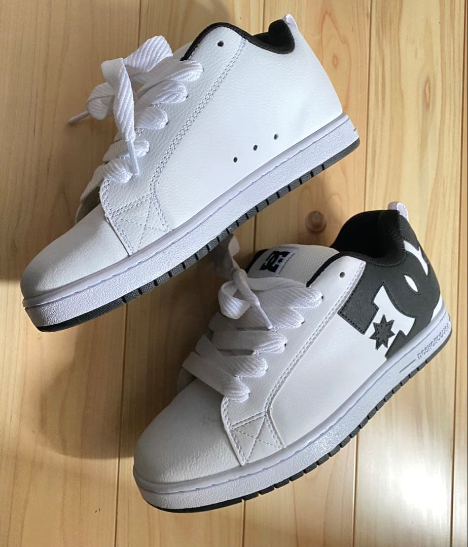 未使用に近い　DC SHOES ローカットスニーカー ホワイト ブラック — image 2