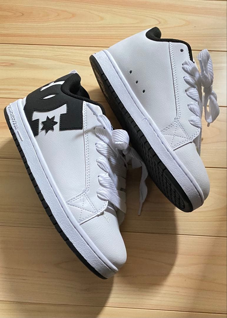 未使用に近い　DC SHOES ローカットスニーカー ホワイト ブラック — image 3