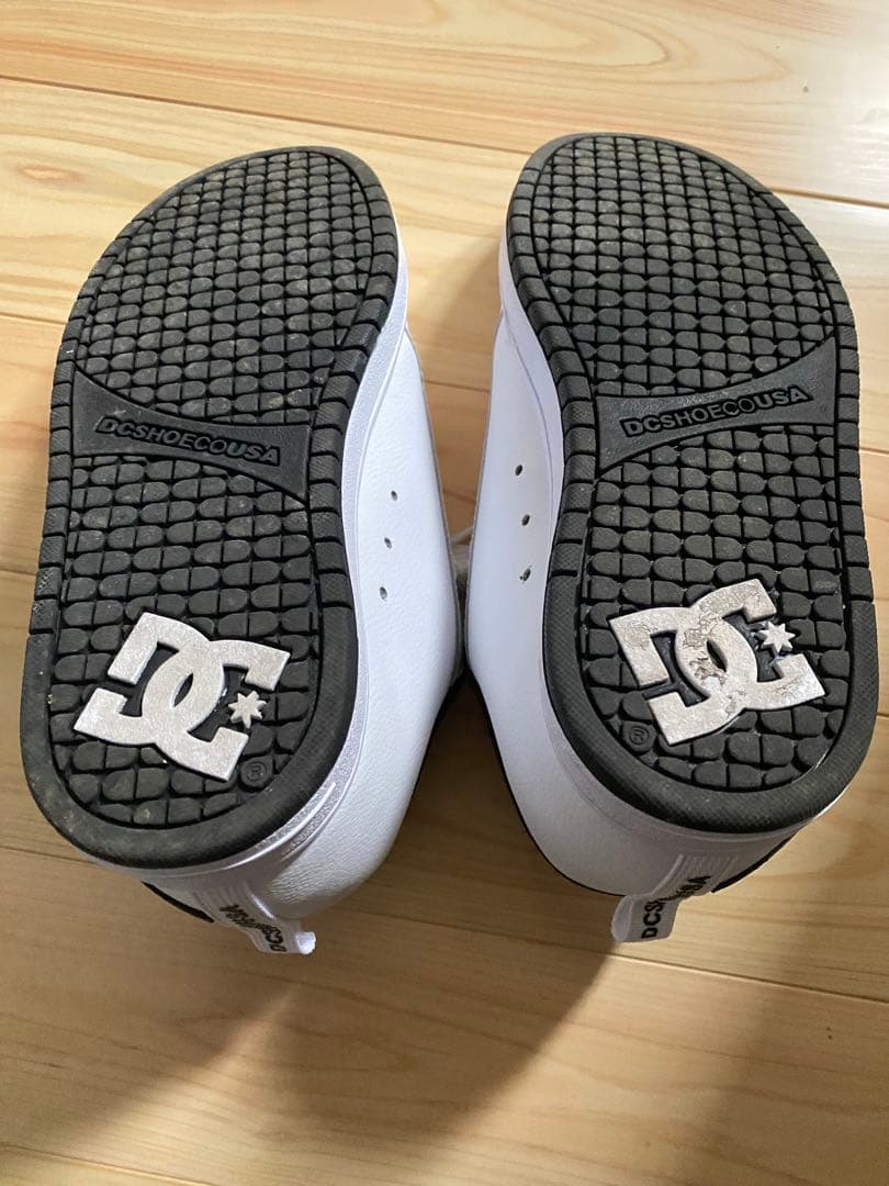 未使用に近い　DC SHOES ローカットスニーカー ホワイト ブラック — image 5