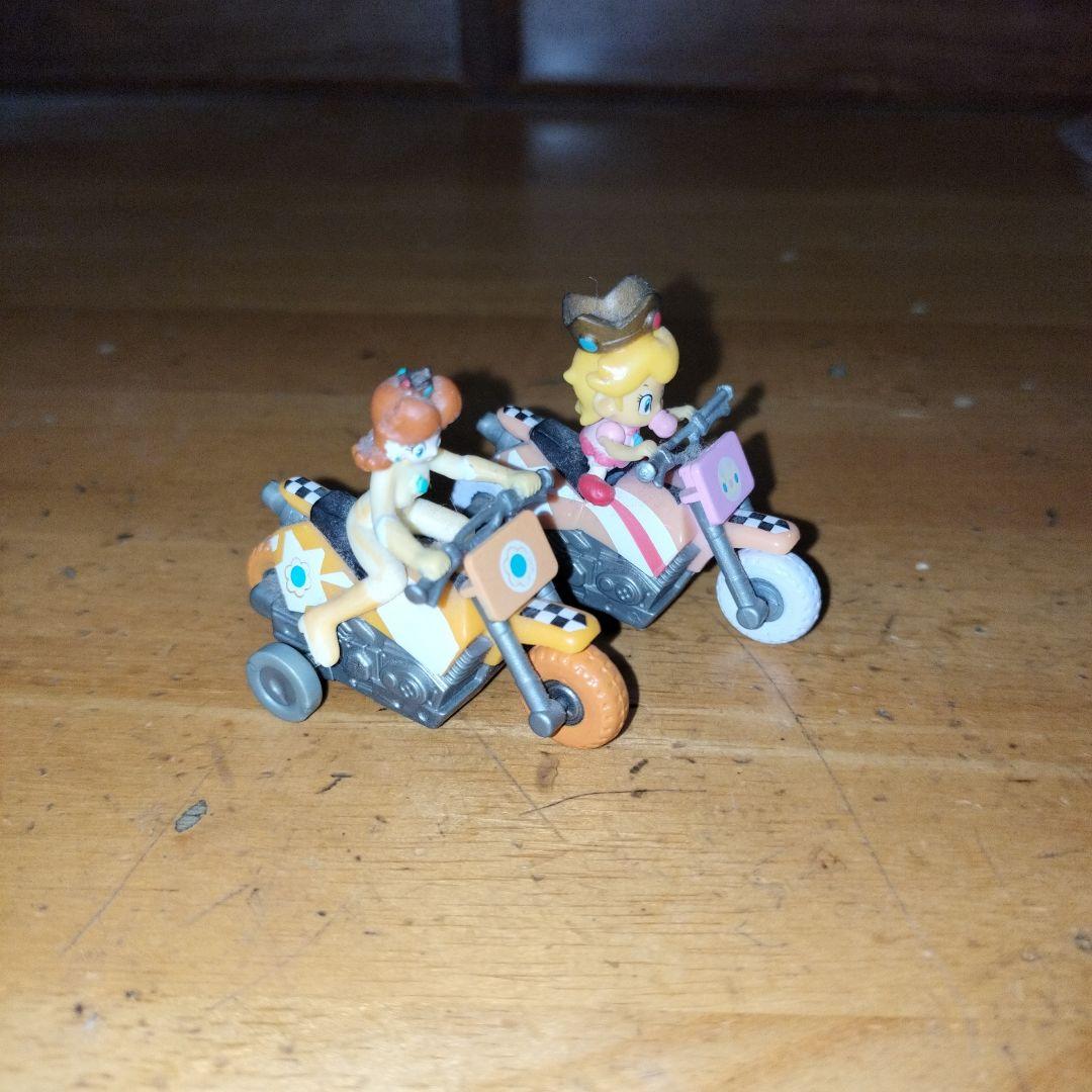 ダイアナとピーチ バイクフィギュアセット — image 3
