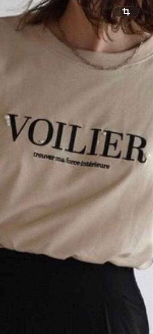 Bonjour Sagan パール付きロゴTシャツ — image 4