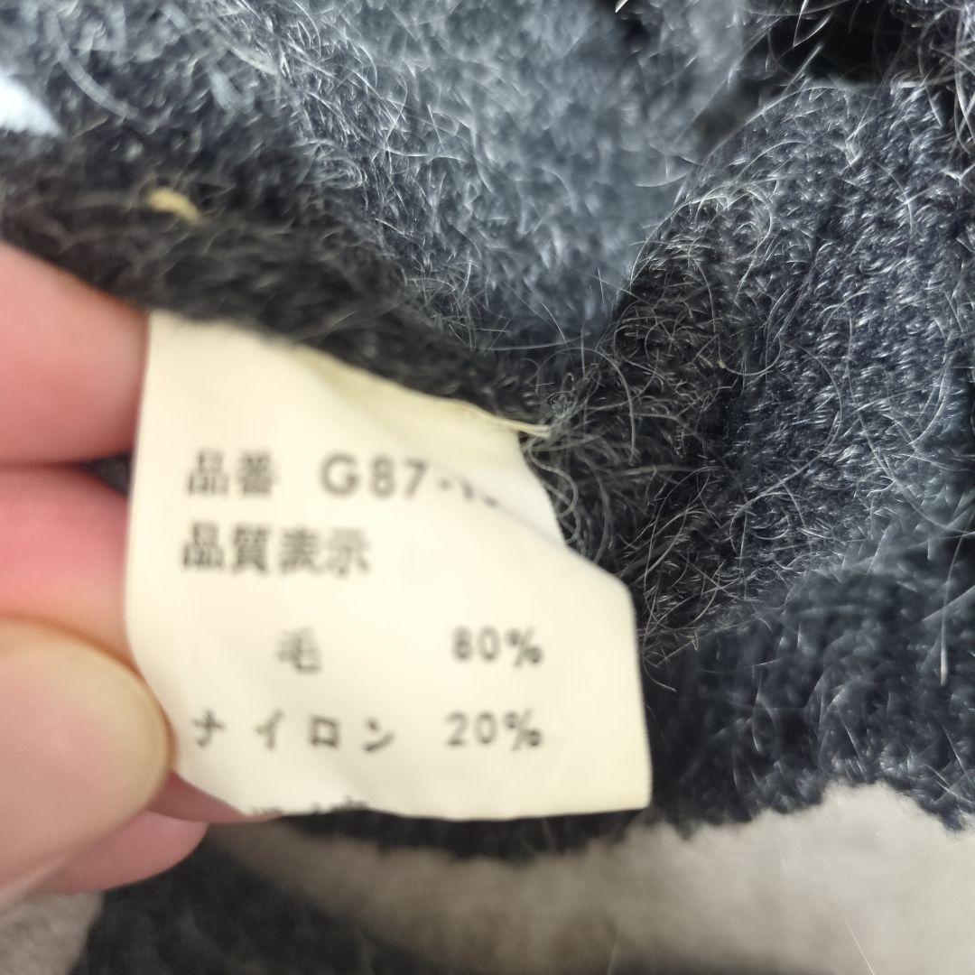 グレーのクルーネックセーター — image 2