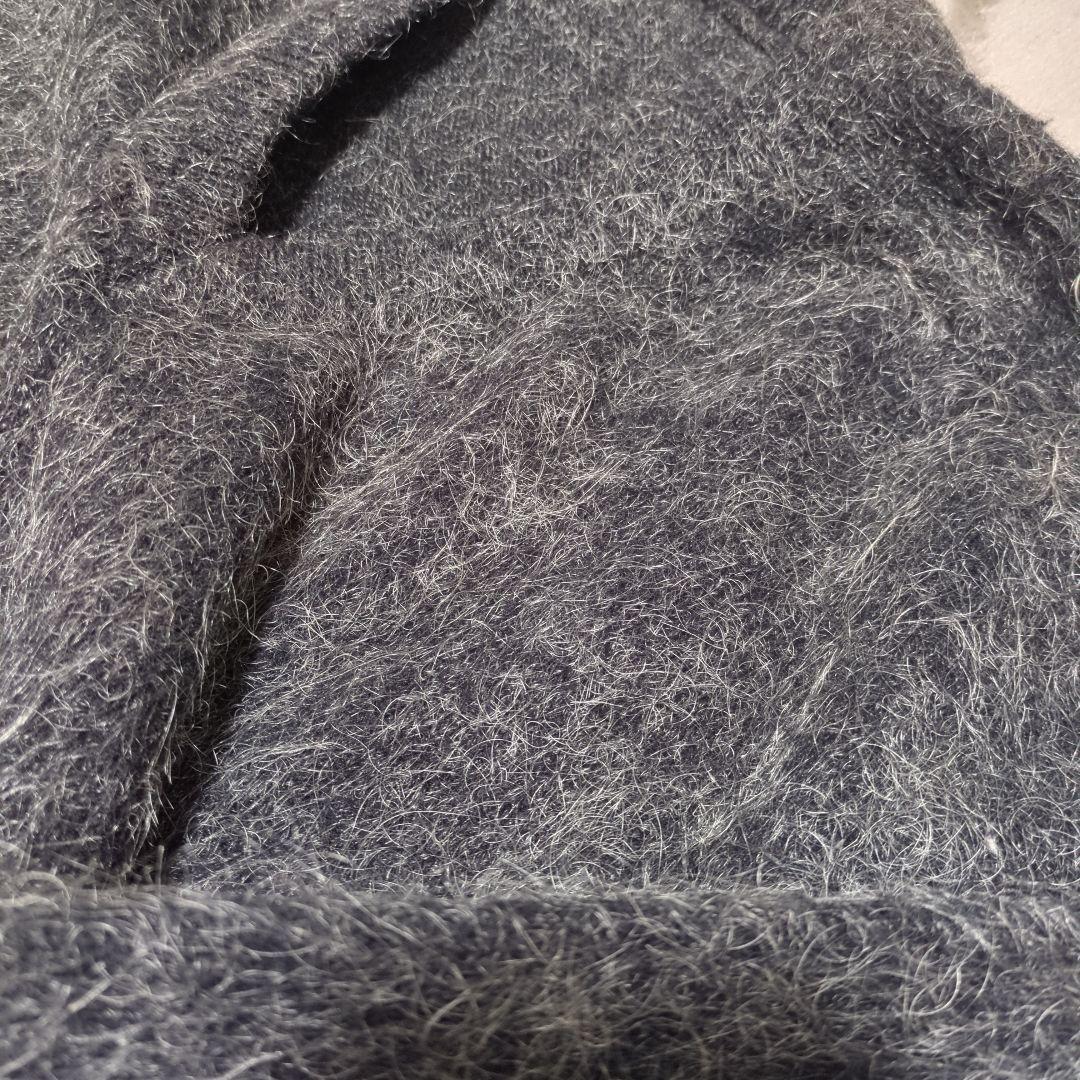 グレーのクルーネックセーター — image 3