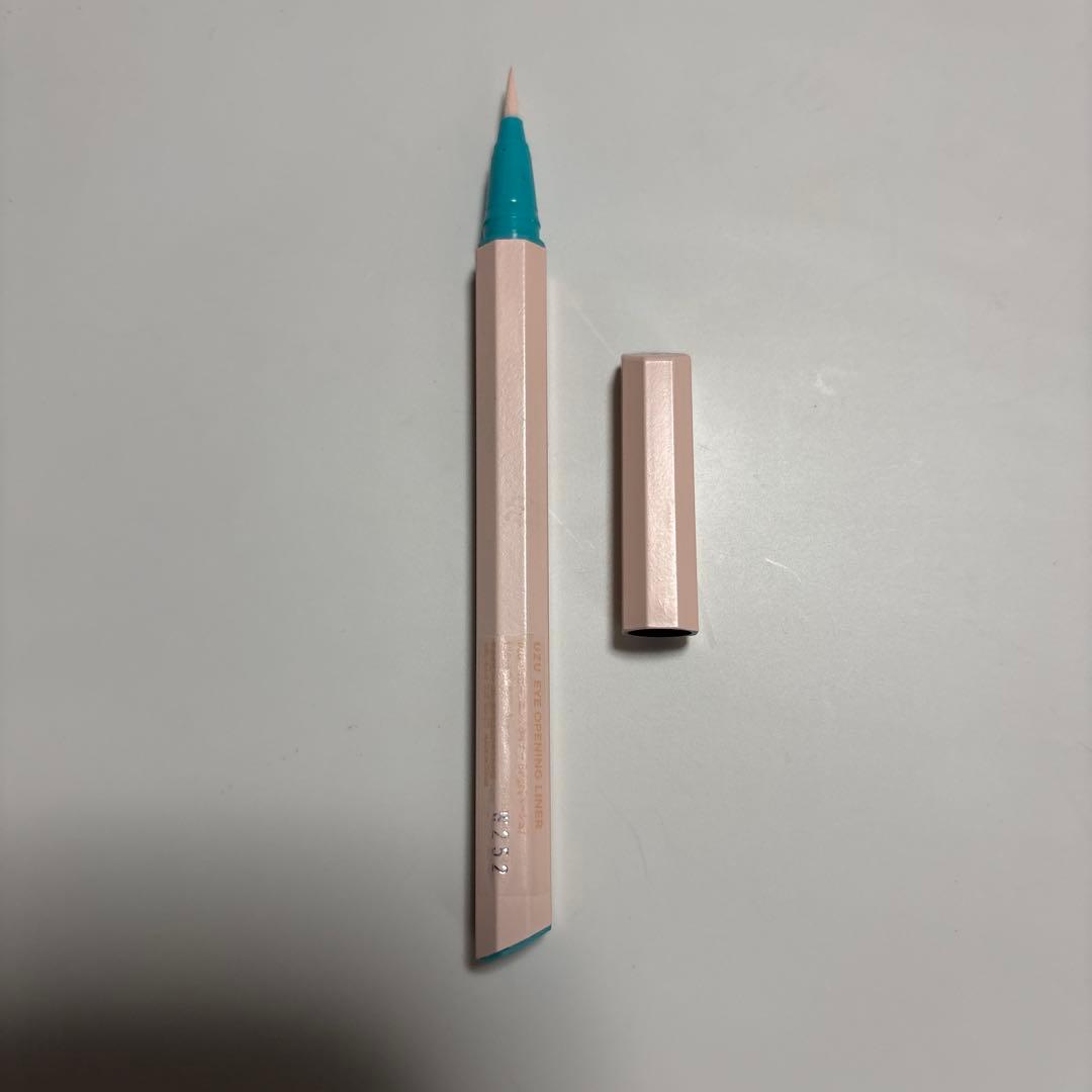 UZU EYE OPENING LINER リキッドアイライナー — image 3