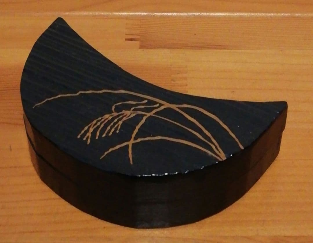 堀井胡春　三日月形　薄蒔絵　香合　共箱　茶道具 — image 2