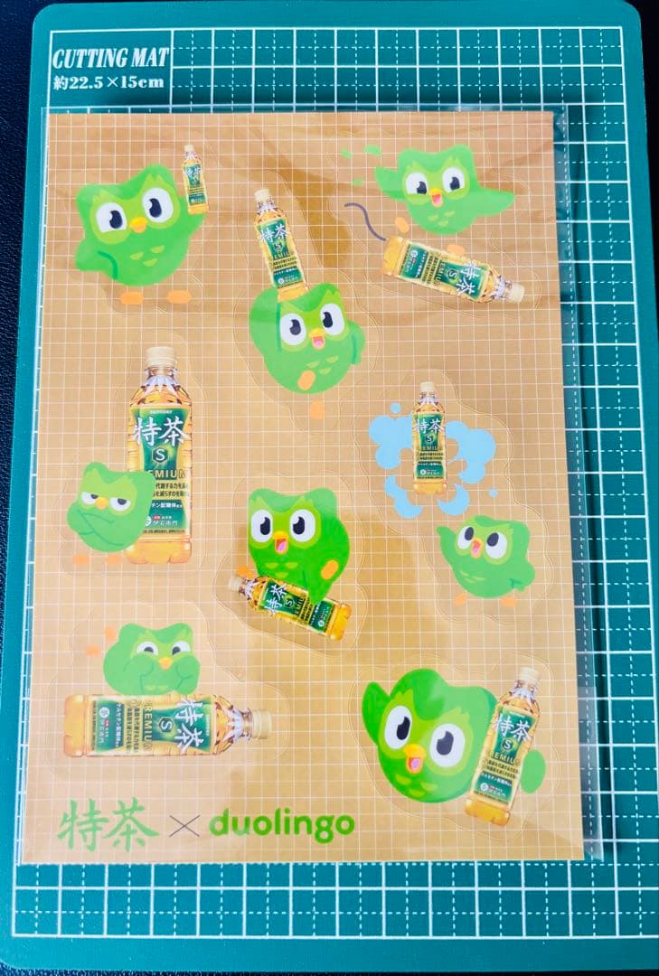 新品 特茶×duolingo特典 アクリルキーホルダーとステッカー — image 3
