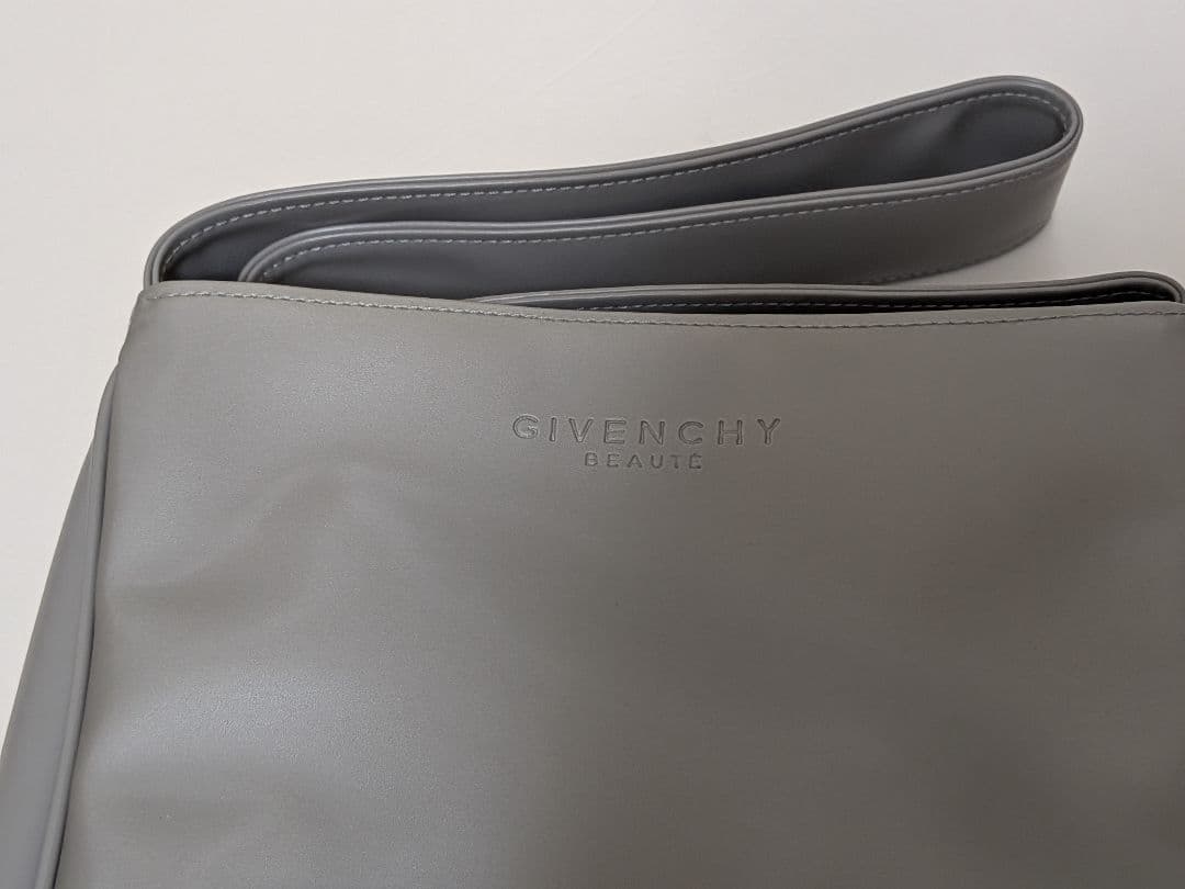 未使用品　ジバンシー　ノベルティバッグ　グレー色 — image 3