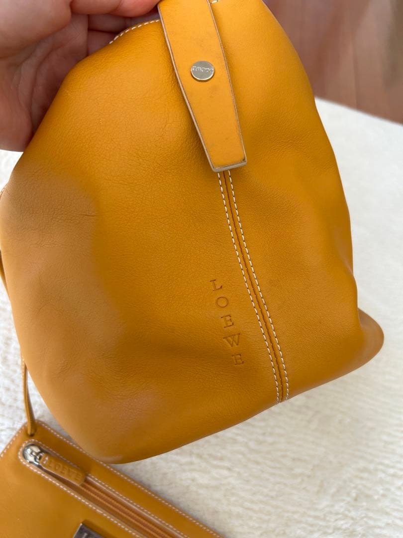 最終値下げ！LOEWE マスタード ハンドバッグ ポーチ付き　本革 — image 4