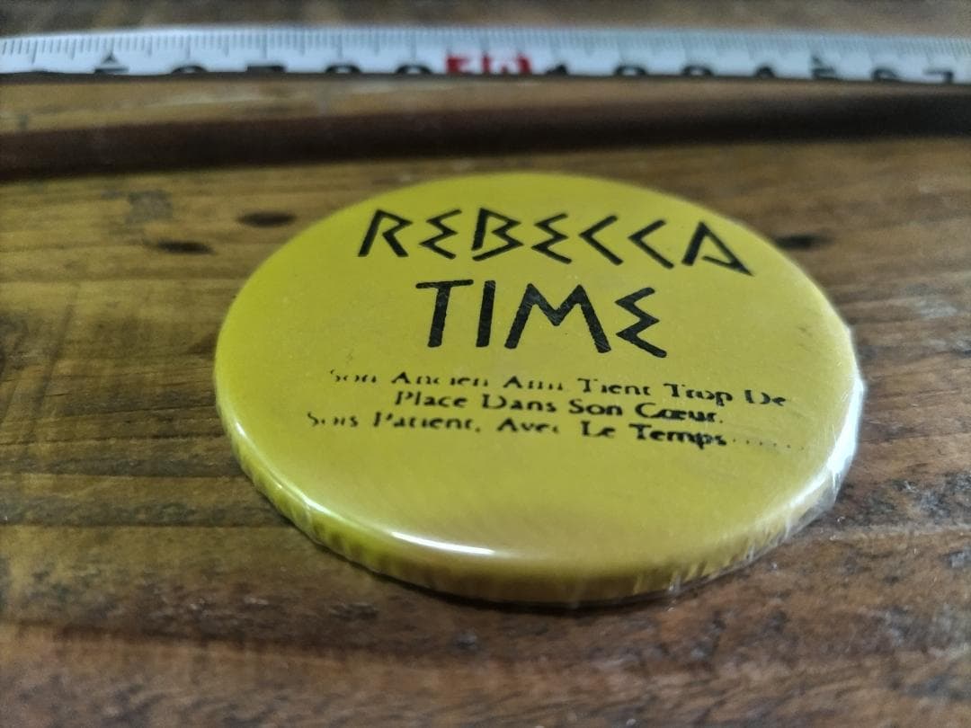 REBECCA TIME 缶バッジ イエロー — image 4
