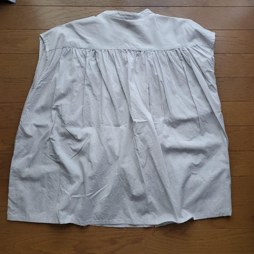 《最終価格》薄いグレーのノースリーブシャツ — image 2