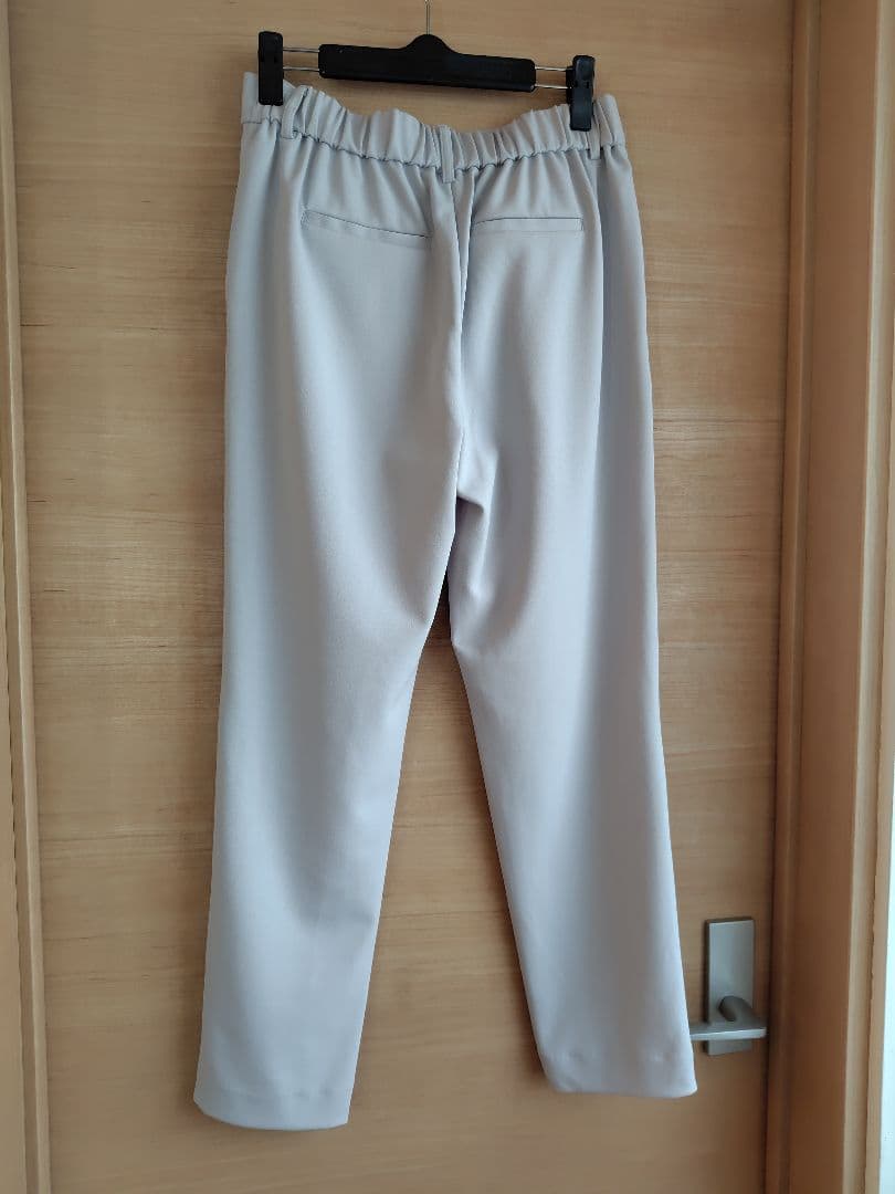 未使用 ライトグレー 楽がキホンのなめらかテーパードパンツ — image 2
