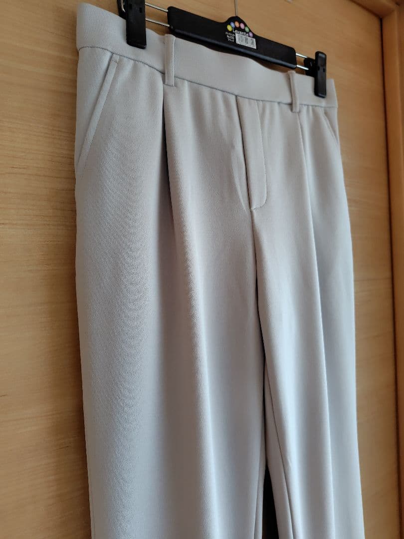 未使用 ライトグレー 楽がキホンのなめらかテーパードパンツ — image 3