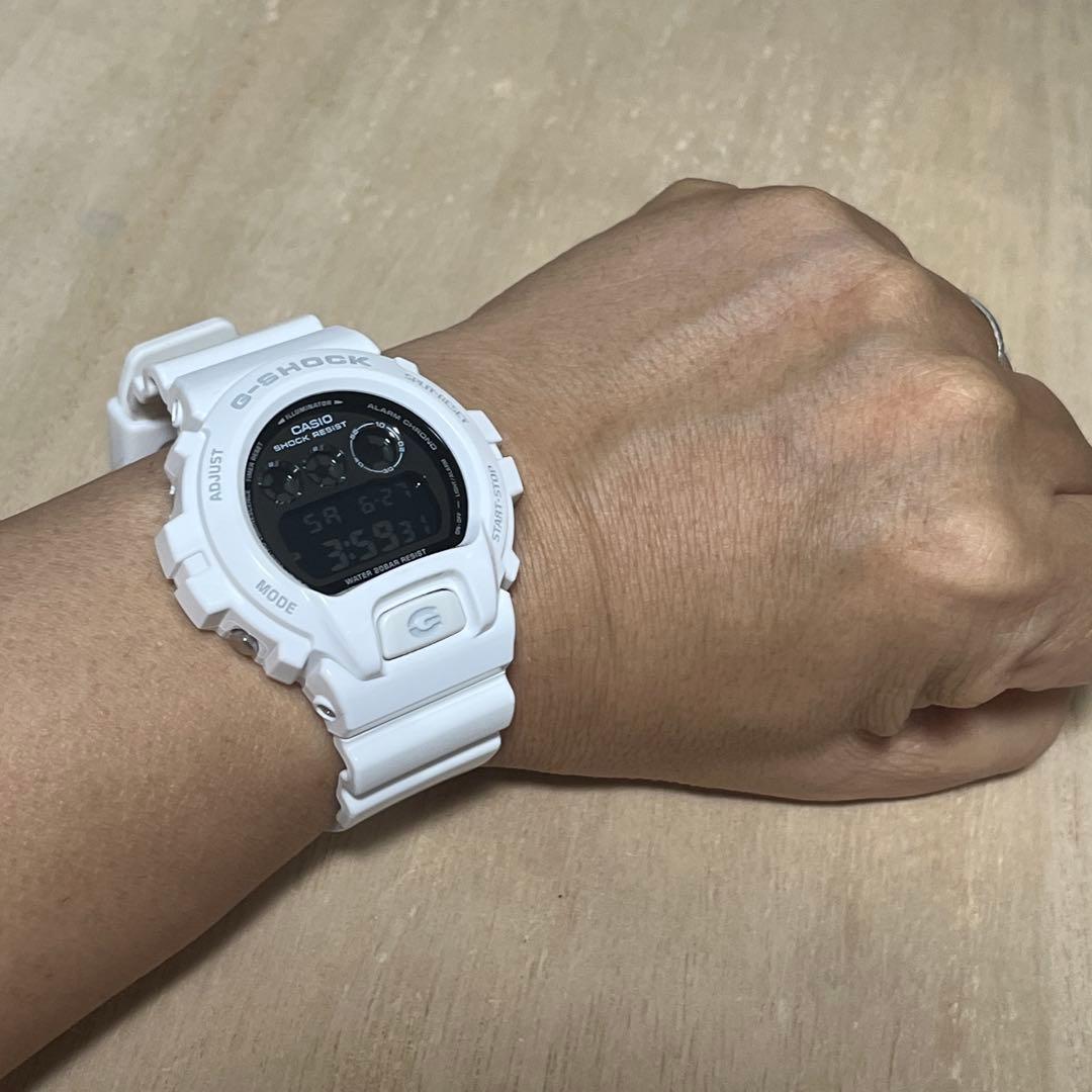 人気モデル★完動★美品G-SHOCK DW-6900NB 光沢ホワイト 反転液晶 — image 3