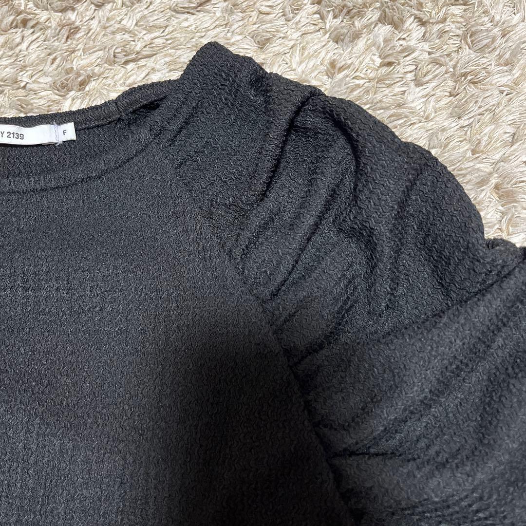 COLONY 2139 ブラック パフスリーブ Tシャツ — image 4