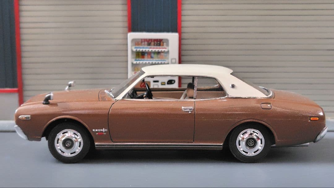 童友社230セドリックプラモデル完成品 — image 3