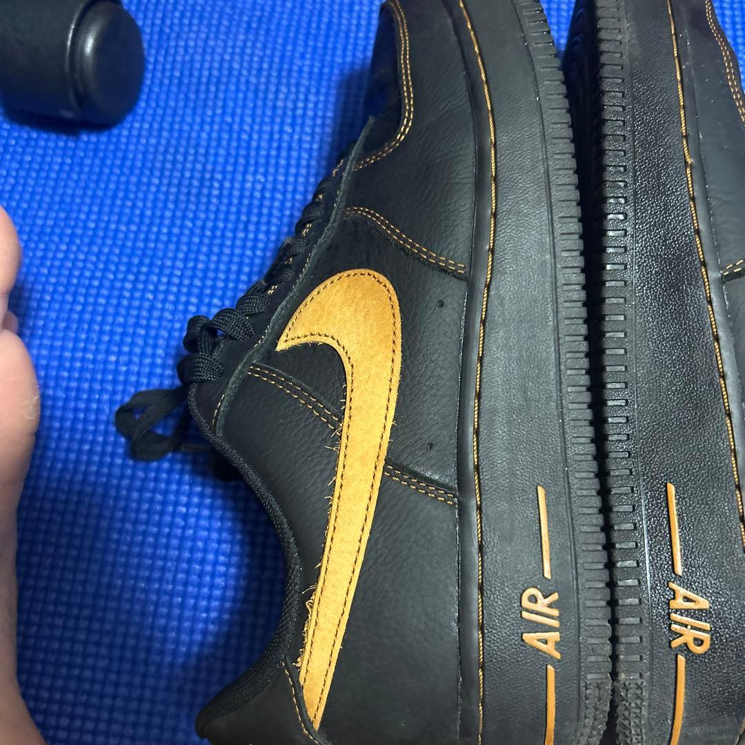 NIKE AIR FORCE 1 ブラック ゴールド スニーカー — image 2