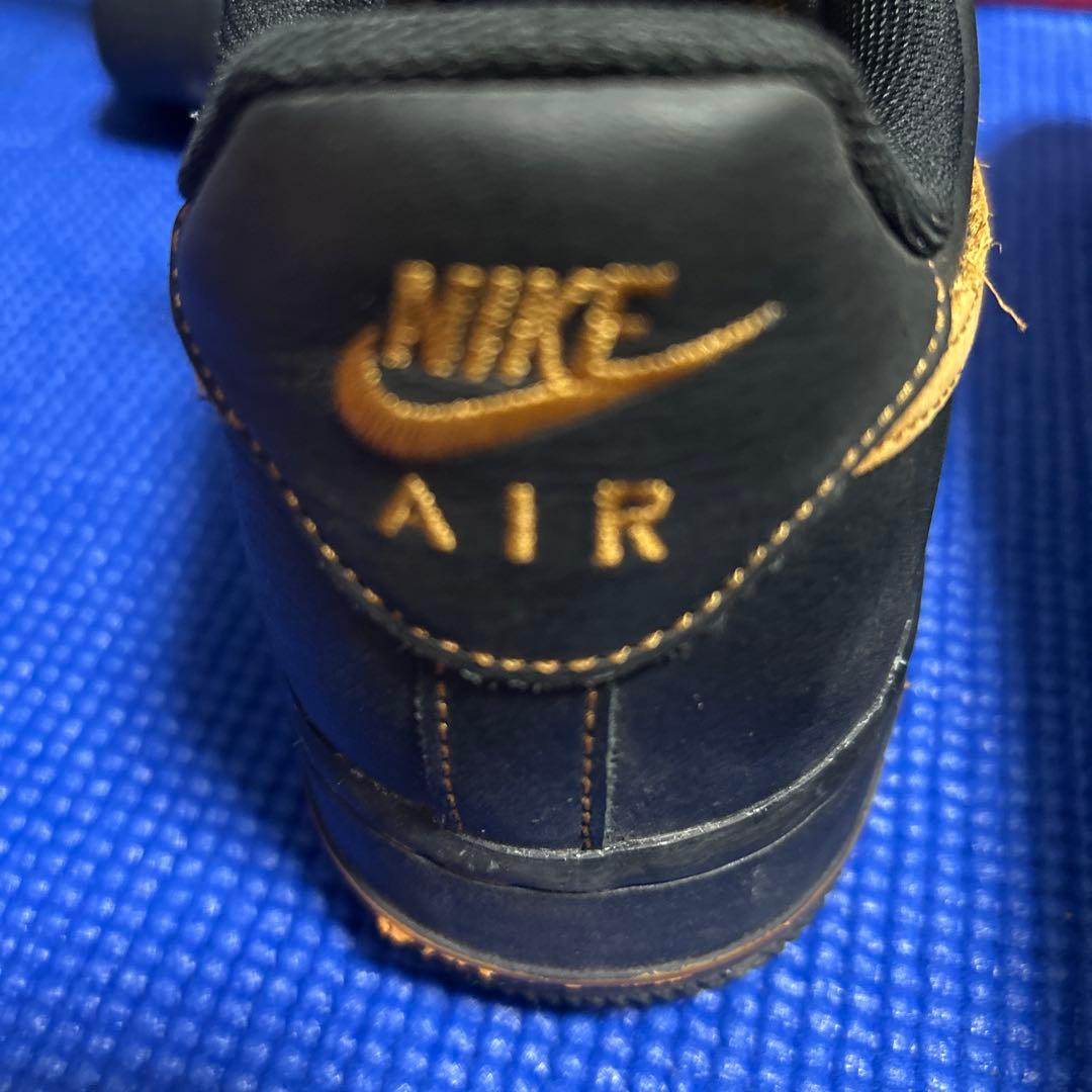 NIKE AIR FORCE 1 ブラック ゴールド スニーカー — image 3