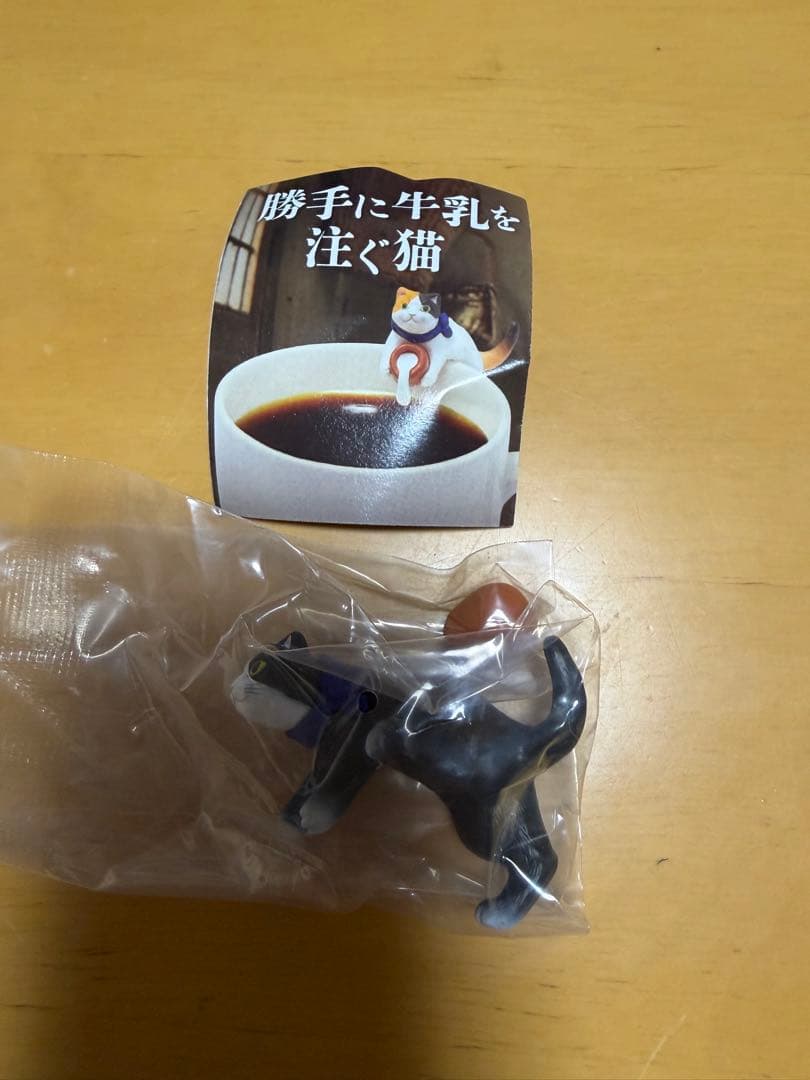 勝手に牛乳を注ぐ猫 ハチワレ — image 3