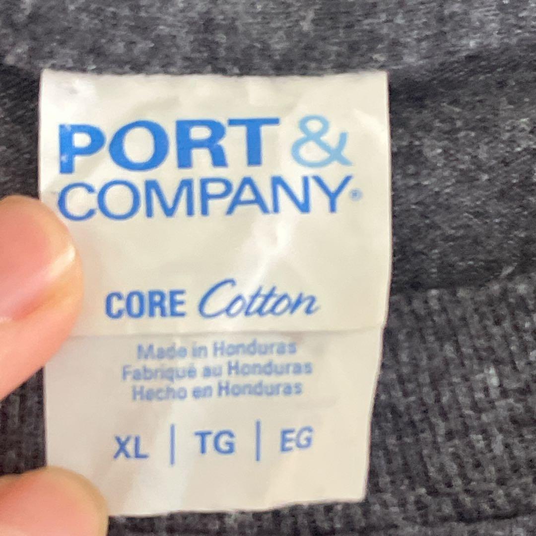【US古着】PORT&COMPANY 袖プリント ロンT チャコールグレー XL — image 2