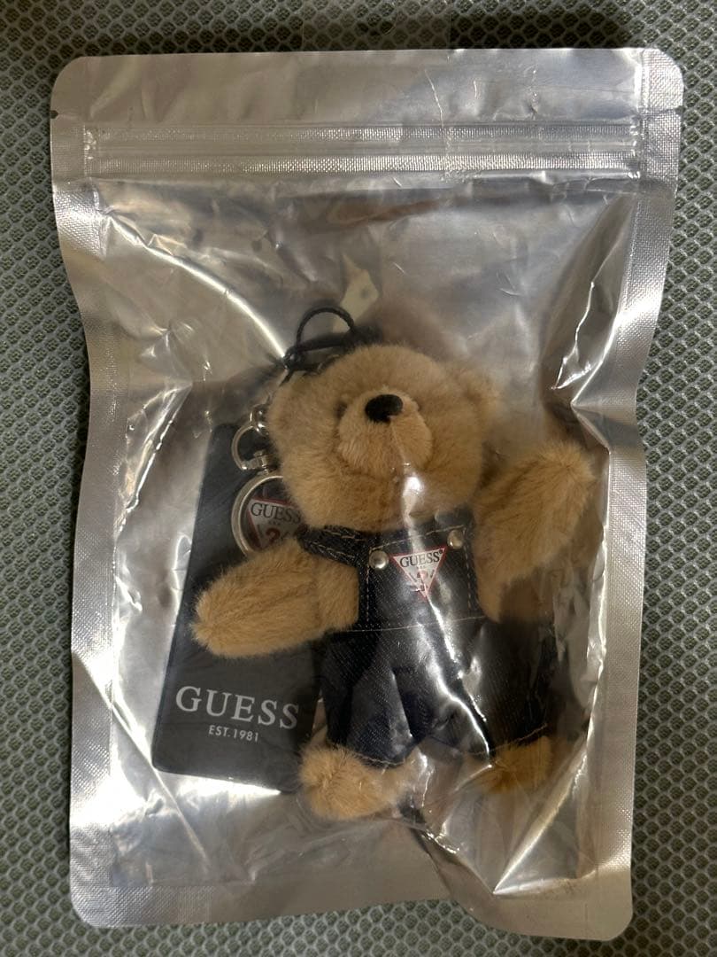GUESS ベア キーホルダー ぬいぐるみ — image 2