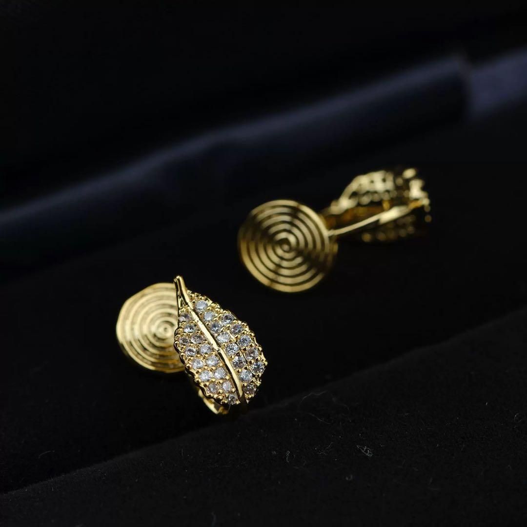 N107小ぶりゴールド葉っぱ　キラキラ軽量イヤリング　韓国　結婚式　通勤　上品 — image 3