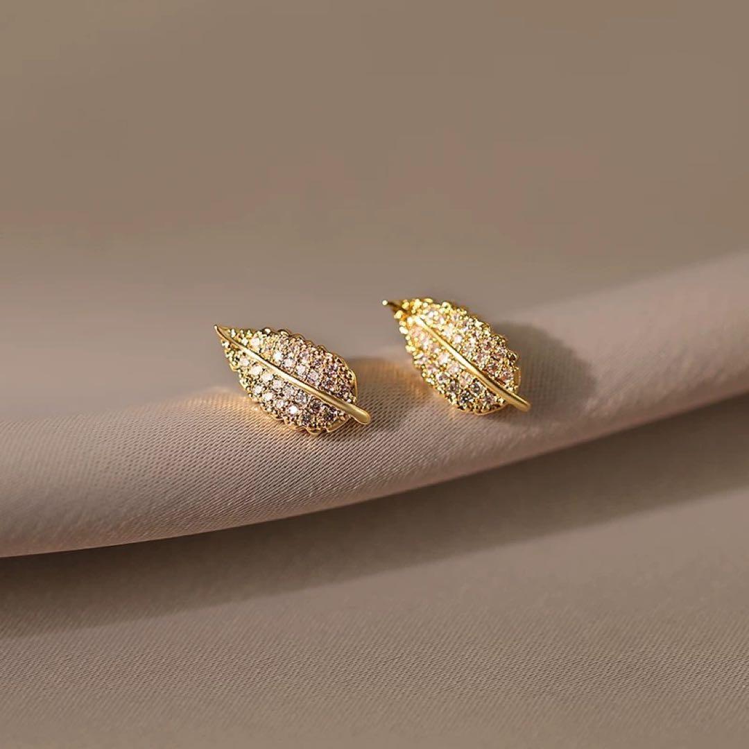 N107小ぶりゴールド葉っぱ　キラキラ軽量イヤリング　韓国　結婚式　通勤　上品 — image 4