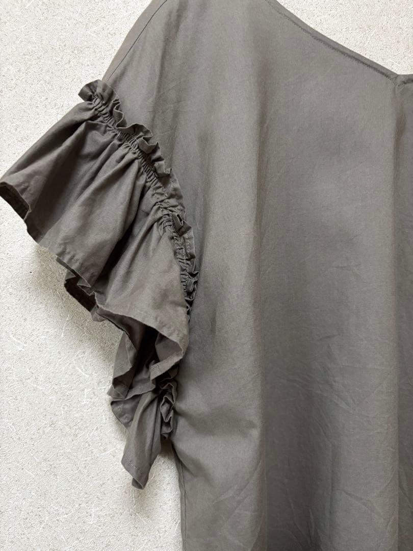 BEAMS HEARTフリルスリーブ前後Vネック半袖カットソー カーキ色 フリー — image 2