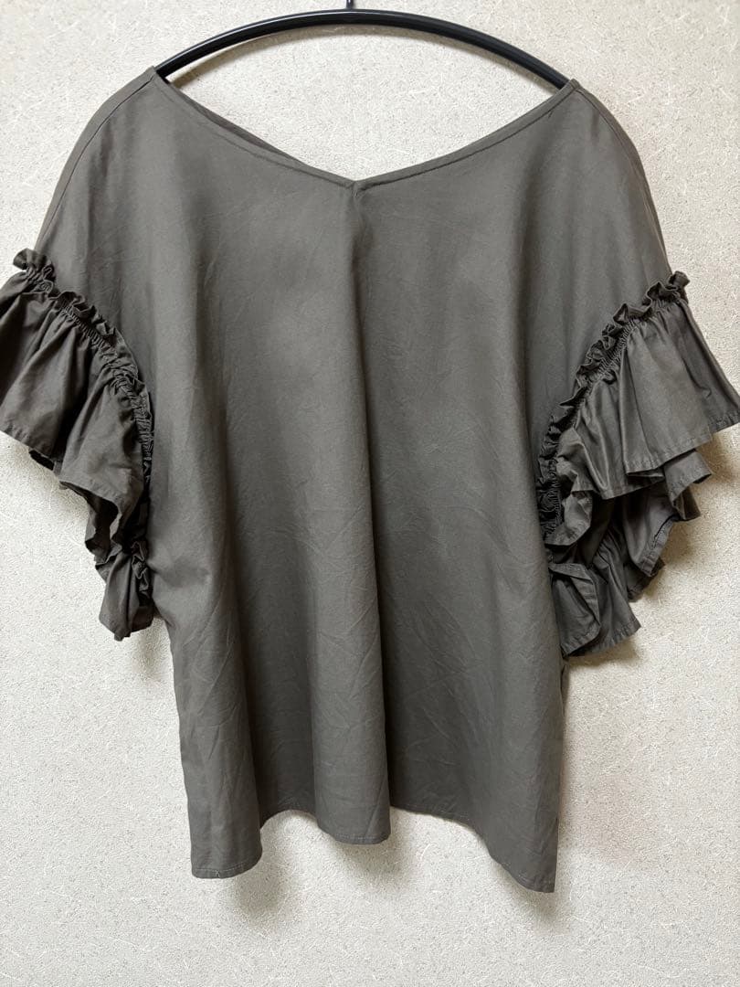 BEAMS HEARTフリルスリーブ前後Vネック半袖カットソー カーキ色 フリー — image 3
